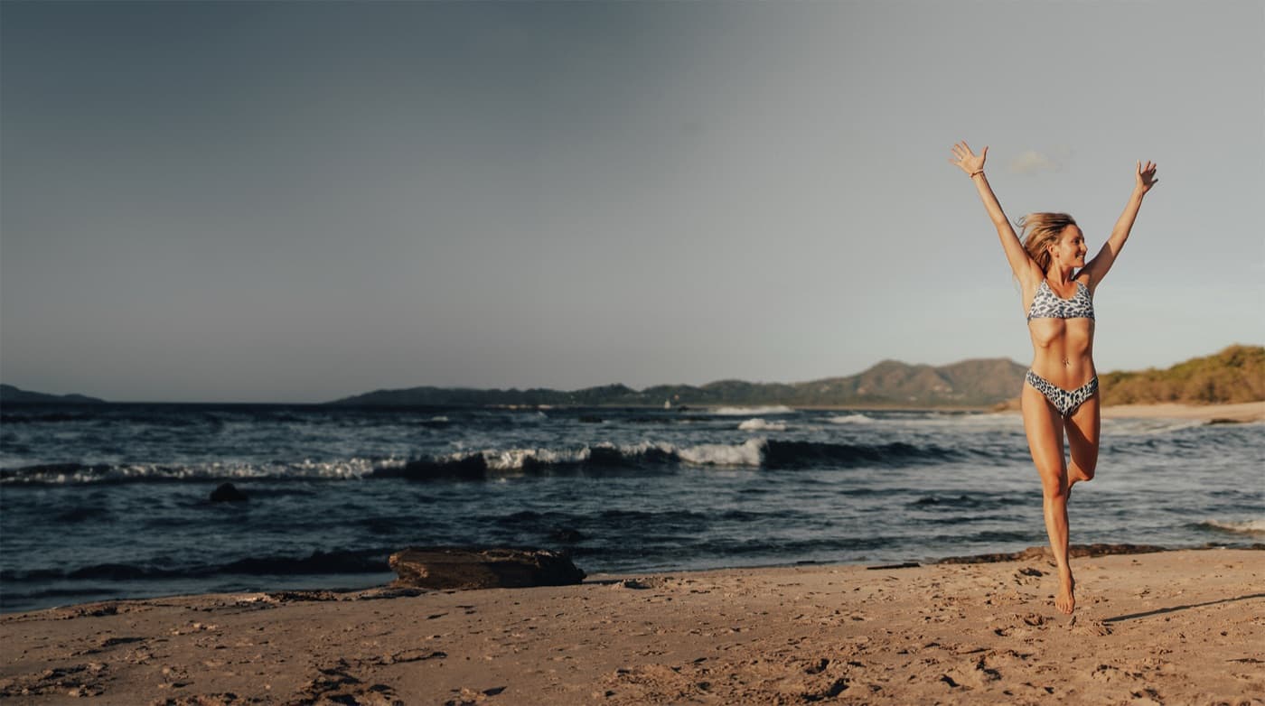 Yasmin springt am Strand in die Luft